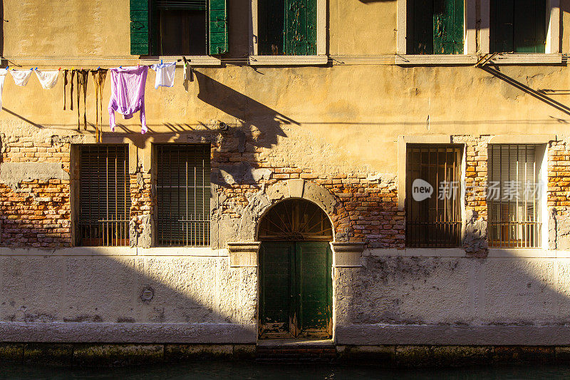 威尼斯运河上的晾衣绳