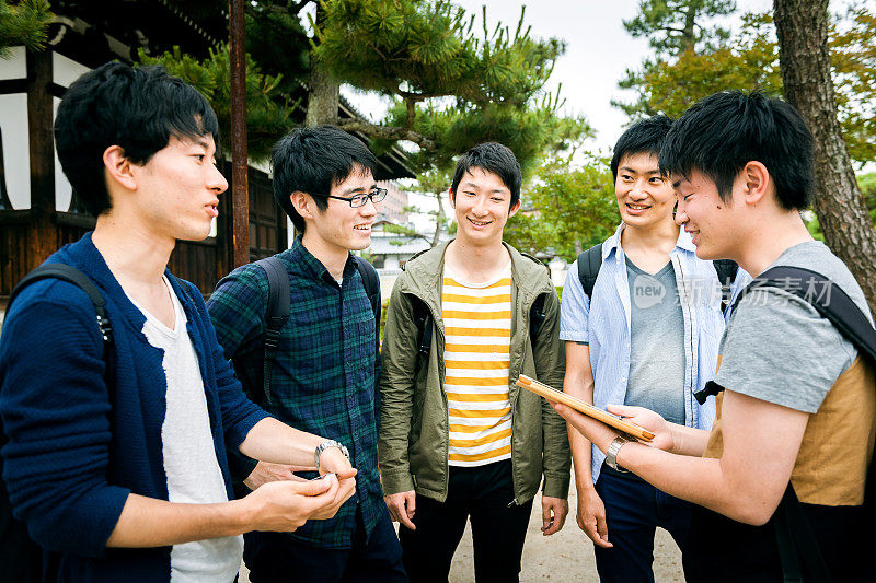 日本学生在日本京都与朋友一起查看电话