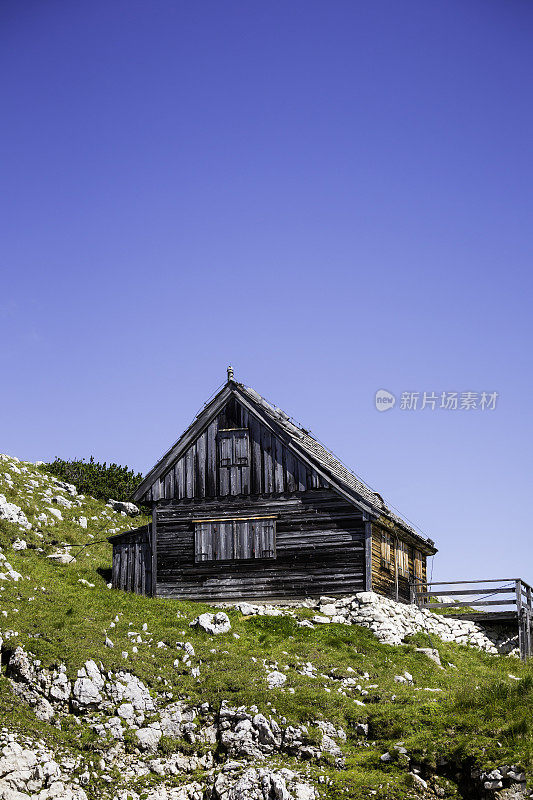 在岩石山上废弃的旧小屋