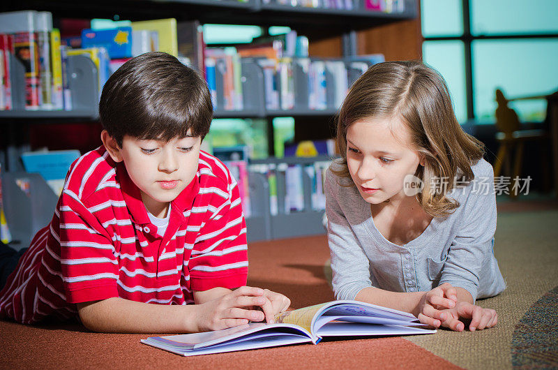快乐的孩子在图书馆一起阅读