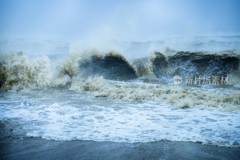 海滩上的巨浪