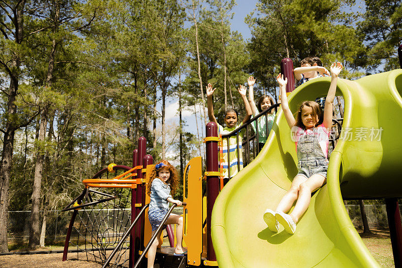 小学生在学校的休息时间或公园的操场上玩耍。