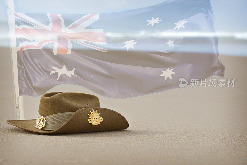 澳纽军团日慵懒的帽子在海滩上与澳大利亚国旗