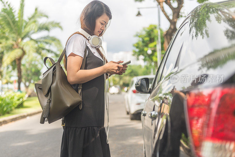 年轻女孩用智能手机和网友发短信