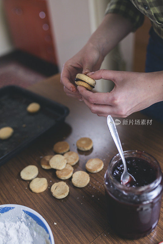 在家里准备饼干的女人。