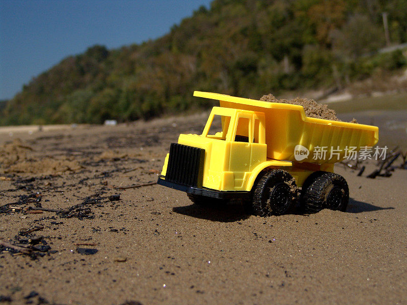 海滩上的玩具倾卸卡车