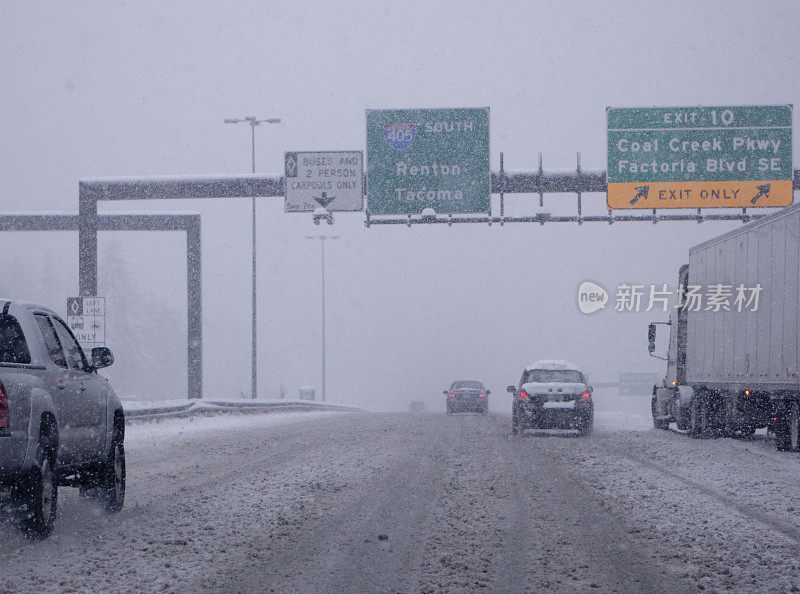 高速公路上有暴风雪