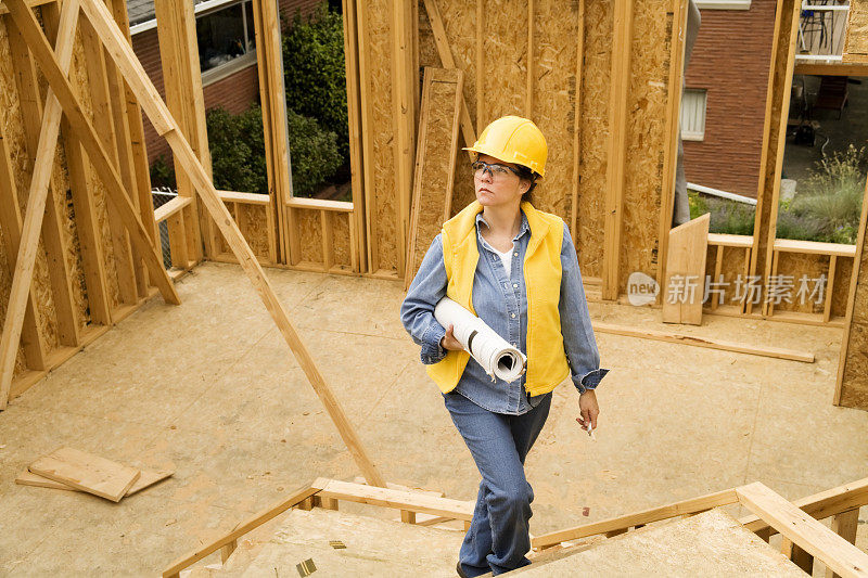 建筑师走过建筑工地