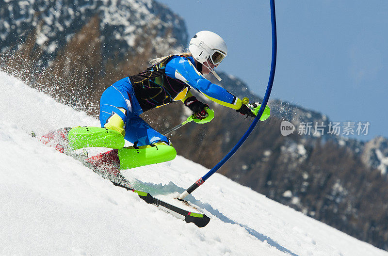 参加障碍滑雪比赛的年轻女子