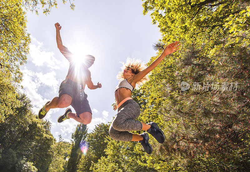 下面是嬉戏的情侣在公园里跳跃的画面。