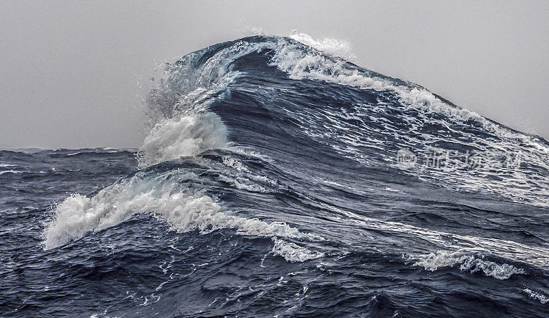 德雷克海峡巨大的海洋涌起
