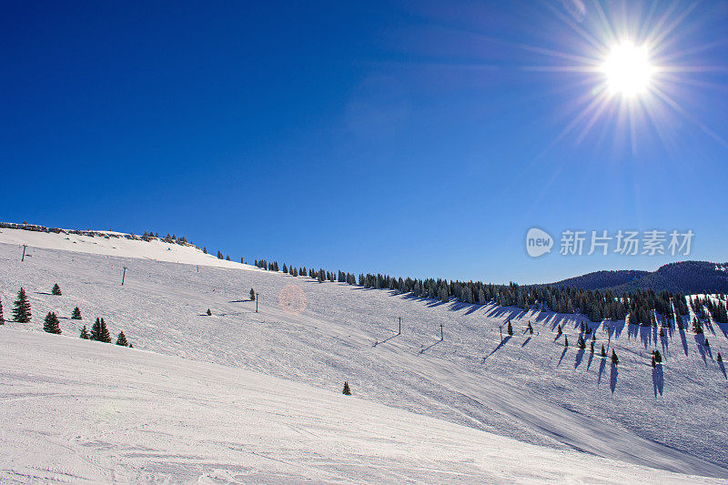 维尔滑雪坡上冬日的太阳