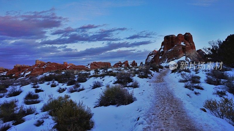 蓝色黄昏时间，雪，岩石，雪，拱门，犹他州