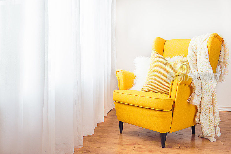 窗边黄色沙发