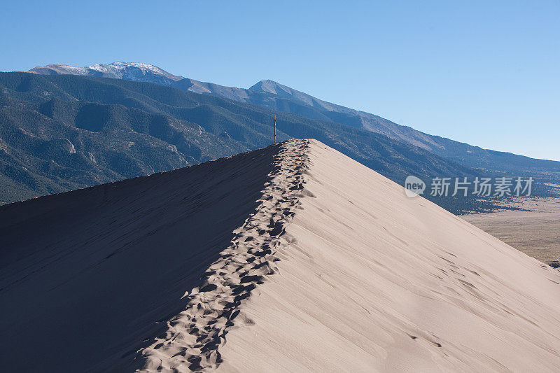 沙丘和山脉