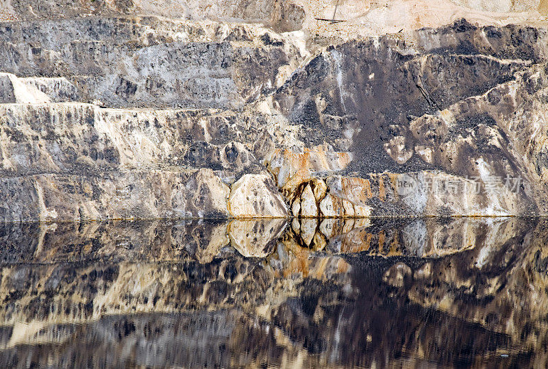 柏克莱坑铜矿的污染反映在水污染上