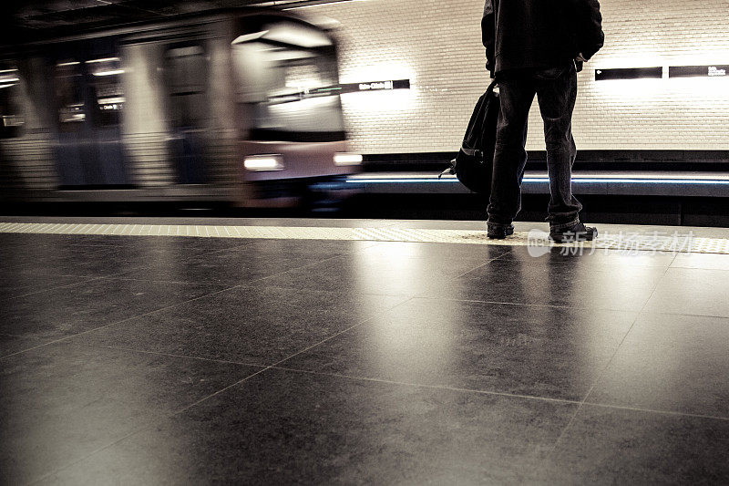 一个孤独的人在等地铁