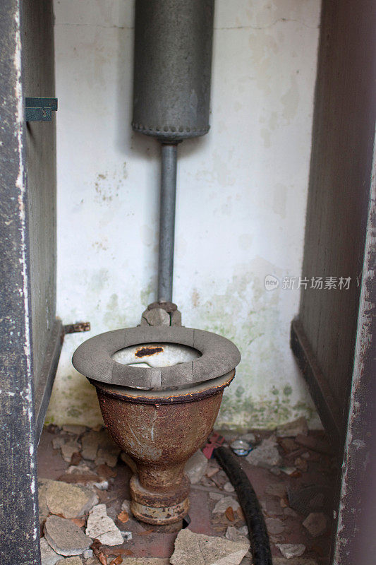 旧军事基地的废弃厕所