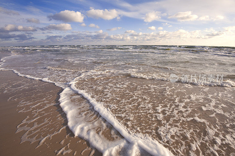 海浪涌向海滩