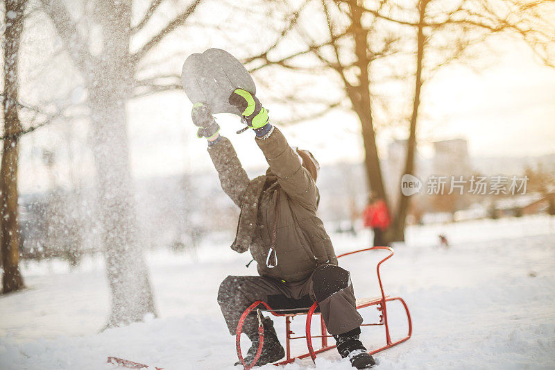 小男孩在玩雪