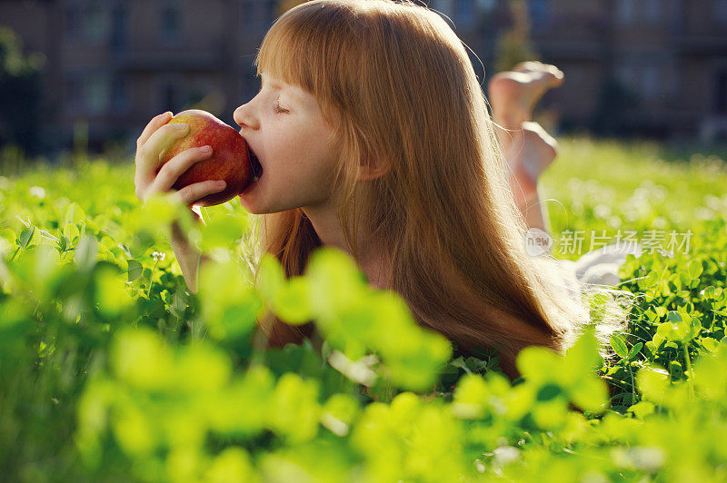 小女孩在吃苹果