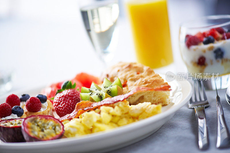 早餐托盘，水果，鸡蛋，酸奶和果汁