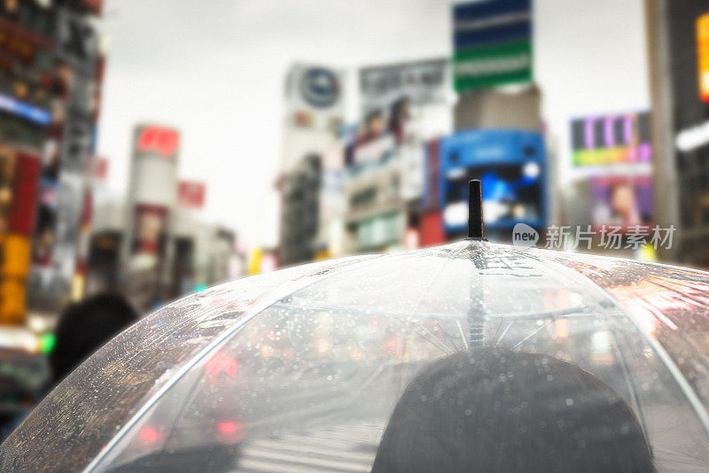 东京涩谷的通勤伞