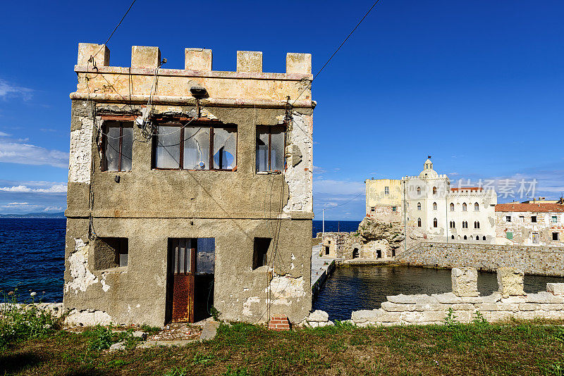 混凝土瞭望塔和港口，皮亚诺萨岛，意大利