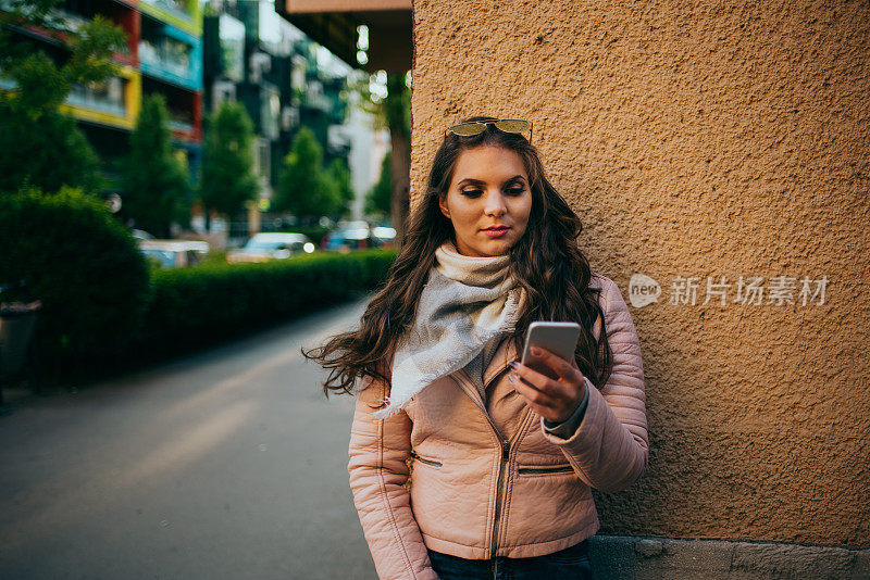 布达佩斯使用电话的女性