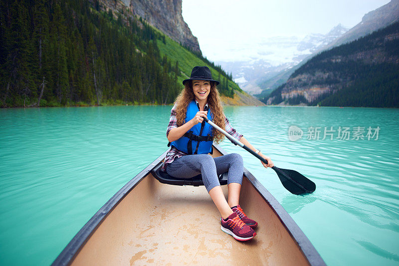 女人在船中越过美丽的自然环境