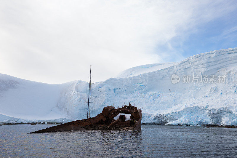 一艘废弃的捕鲸船正在南极海岸的雪地里腐烂