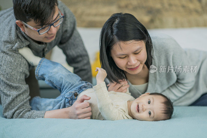 可爱的亚洲宝宝与父母