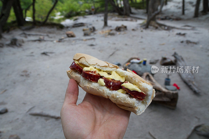 当徒步穿越南美阿根廷巴塔哥尼亚的安第斯山脉时，一个西班牙香肠和蛋黄酱三明治是一种简单的露营食物
