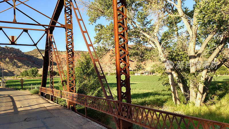 由国家公园管理局于1924年建造的历史性罗克维尔桥的结构和维尔京河在夏天的结构