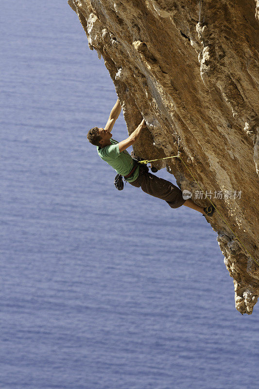 男人rockclimbing