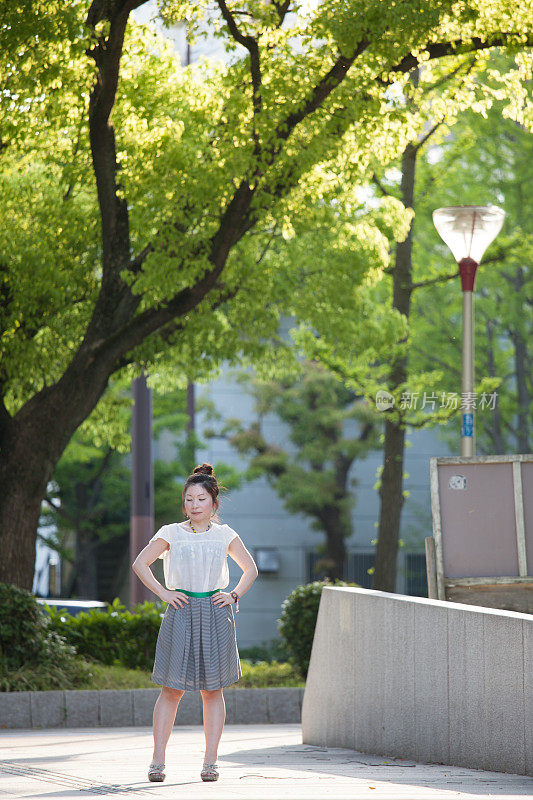 一个日本女人在公园里