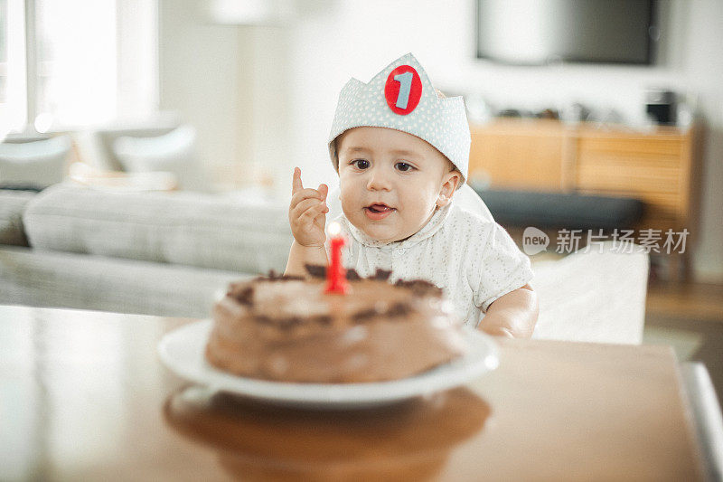 一岁男孩庆祝生日