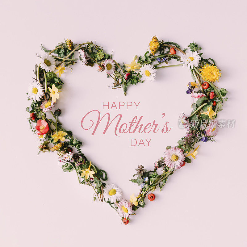 心形符号制成的花和叶与快乐的母亲节文本在白色的背景。
