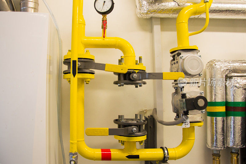 天然气表安装用黄色输气管道之间有空余空间
