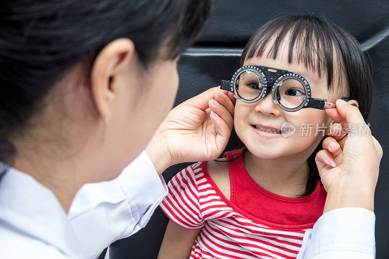 亚洲小中国女孩正在做眼科检查