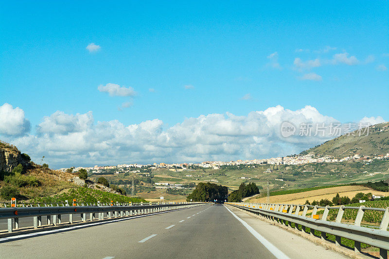 意大利的交通，西西里的高速公路，汽车上的景色