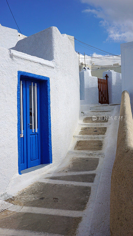 门在小希腊村庄外的gonia在圣托里尼