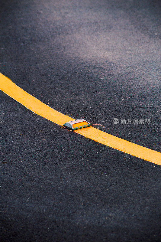 曲线沥青路面与黄色反射线。
