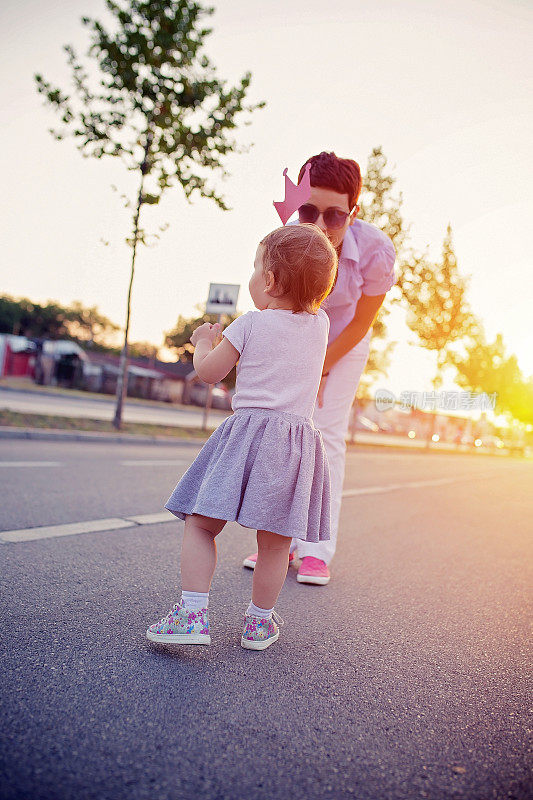 女婴和母亲在户外。