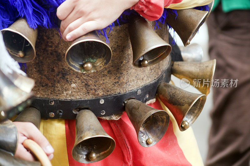 铃铛腰带，彩色传统舞蹈人物伪装细节，狂欢节，加利西亚，西班牙。