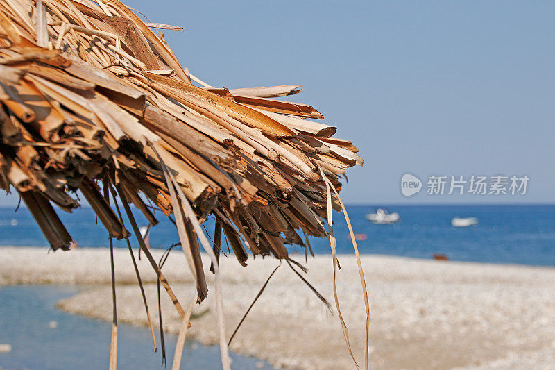 海岸线上的遮阳伞和沙滩床