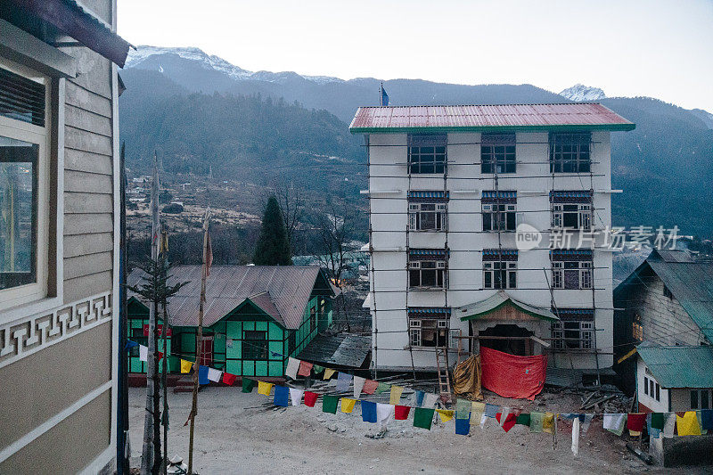 村庄和酒店早上有西藏经幡在冬季拉冲冬季。北锡金,印度。