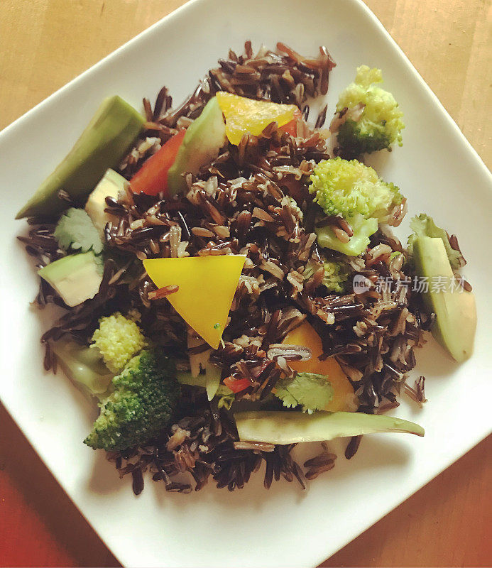健康食品:牛油果菰米和蔬菜