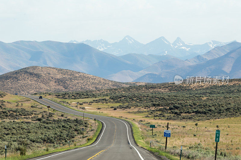高山和空旷的沙漠公路