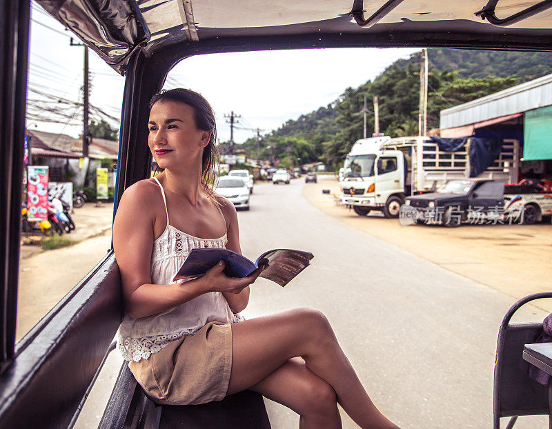 女游客在泰国嘟嘟车出租车